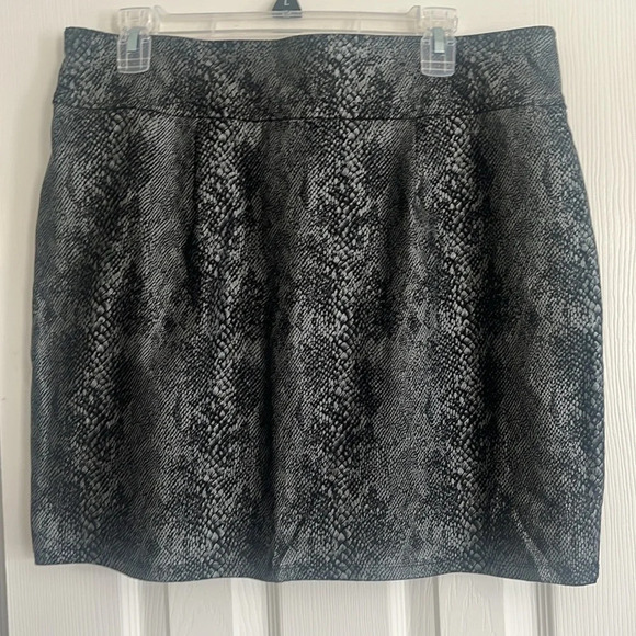 ⭐️International Concepts snake print knee high skirt women’s L - Picture 5 of 7